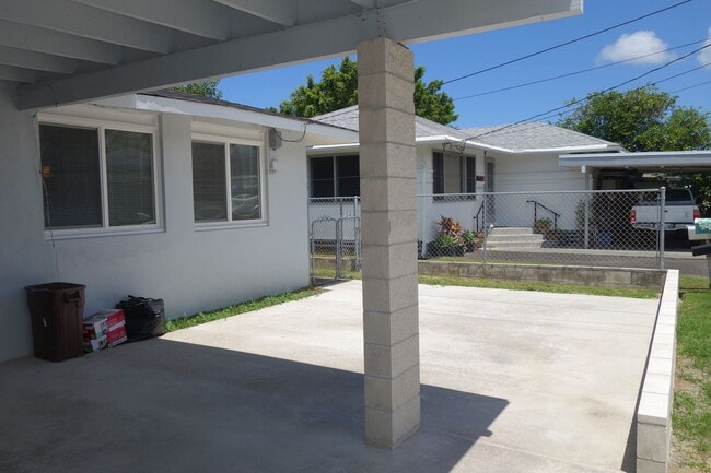 Building Photo - Spacious 3 BD / 3 BA House Minutes from Fa...