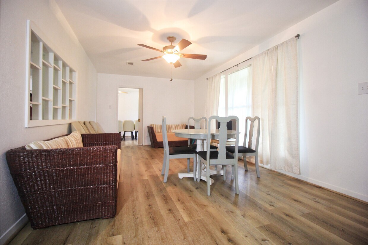 Foto del edificio - 9137 White Oak Dr