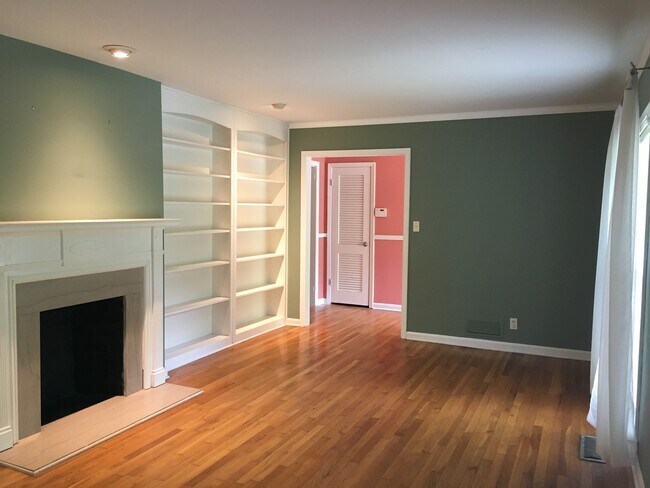 Building Photo - 2037 Desmond Dr