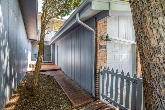 Building Photo - Friendly Neighborhood. Centrally located, ...