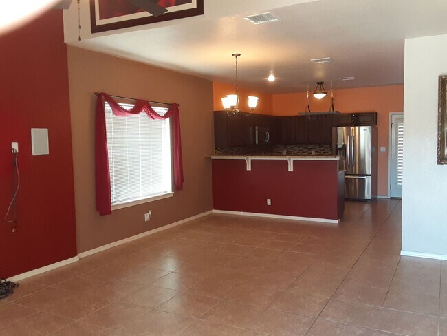 Foto del edificio - 5 Bedrooms & 2 1/2 Baths Jewel in Santa Te...