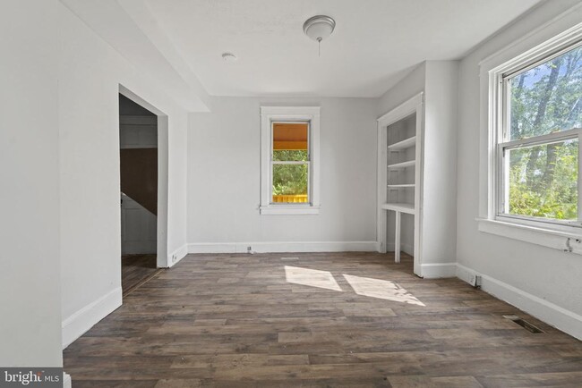 Building Photo - 632 Midland Ave
