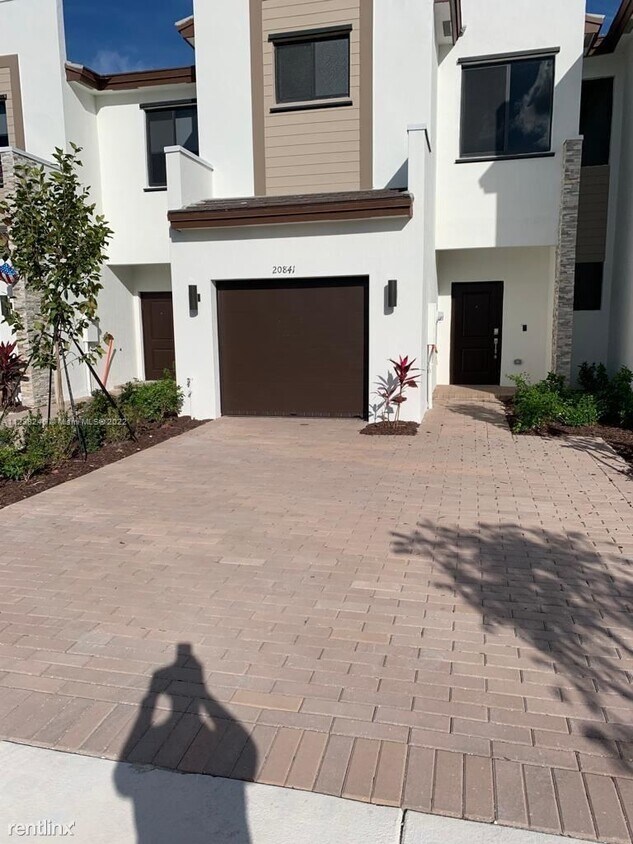 Foto principal - 3 br, 2.5 bath House - 20440 NE 2nd Ct