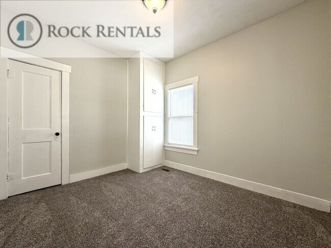 Foto del edificio - 3 Bed 1 Bath on Corner Lot