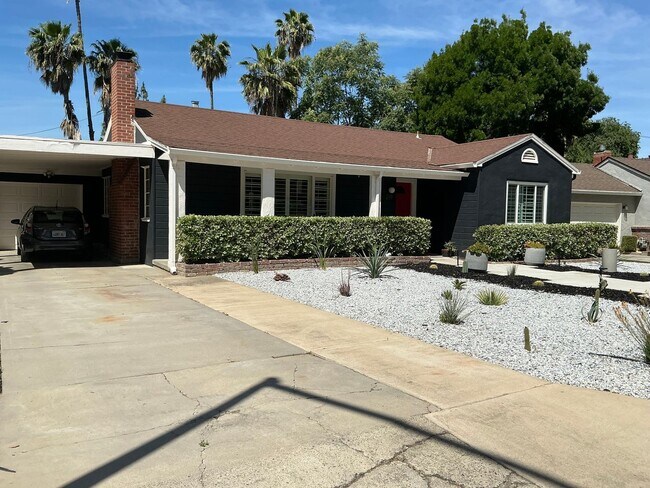 Building Photo - Charming 2 Bedroom Home with Studio/Office...