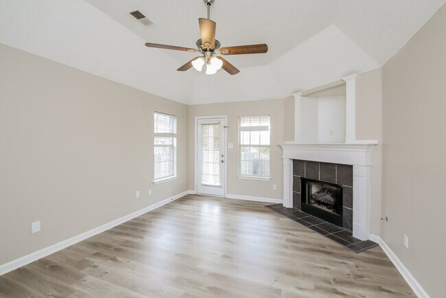 Foto del edificio - 1130 Breezy Valley Dr