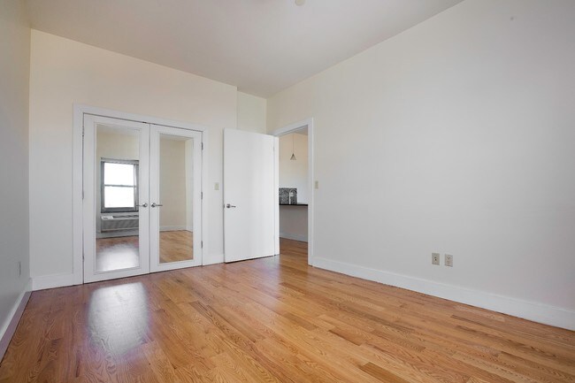 Building Photo - 208 Grand St