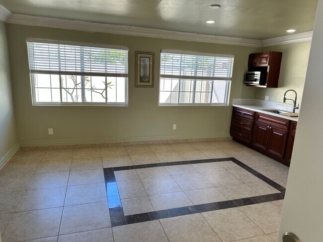 Foto del edificio - 6563 Park Ridge Blvd