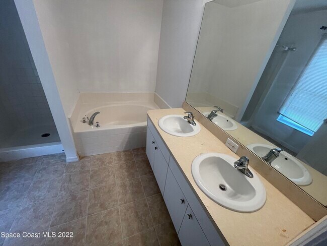 Foto del edificio - 1598 Degroodt Rd SW