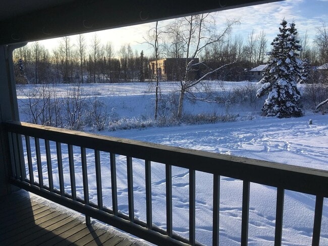Building Photo - 2 Bedroom, 1 Bath Condo in South Anchorage