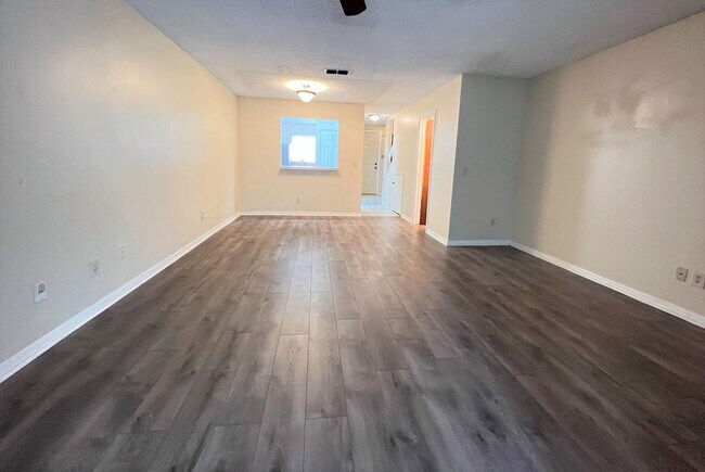 Building Photo - AVAILABLE NOW:  Beatiful 2BR/2.5BA Orange Park / Wells Ridge Townhome
