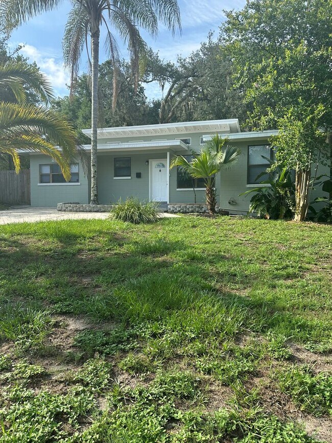 Building Photo - Southside Oasis!!