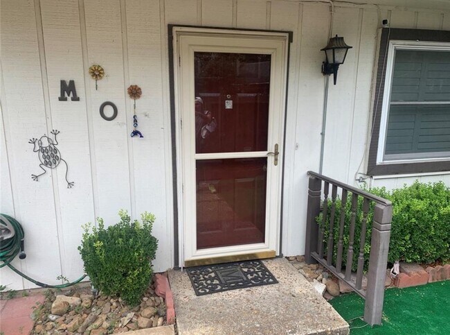 Building Photo - Charming Townhome Near Great Schools