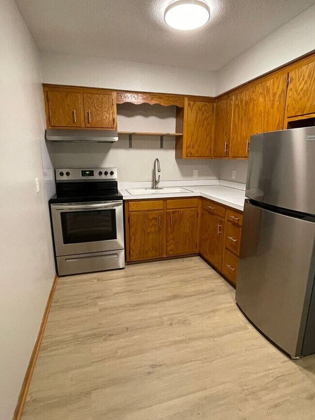 Building Photo - Main Floor, Excellent Condition, Video Wal...