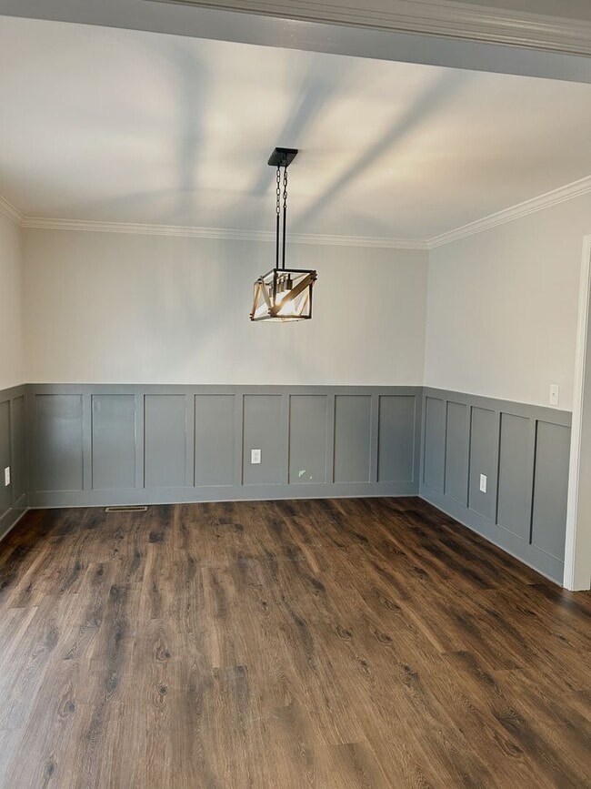 Building Photo - Beautiful 3 bedroom house with 2 car garag...