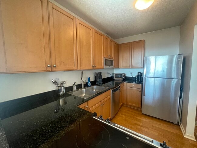 Building Photo - 400 N La Salle Dr
