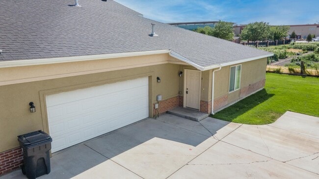 Building Photo - Beautiful Townhouse In Pleasant Grove!