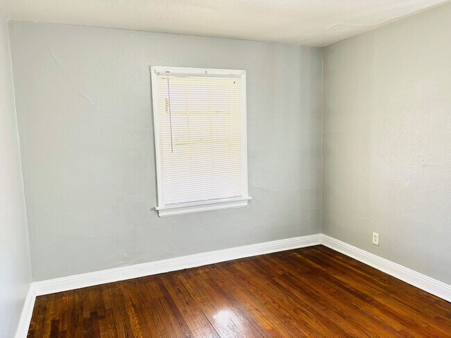 Building Photo - 3 Bedroom