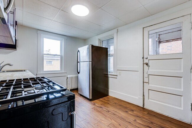 Foto del edificio - Available NOW Section 8 Property - Traditional style 4+ bed home w/ updated appliances & garage!