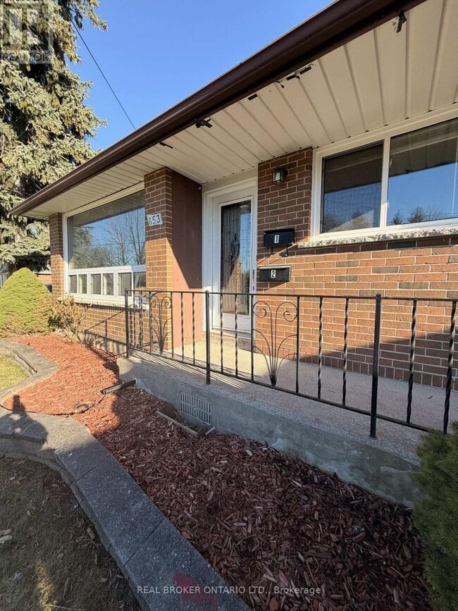 Building Photo - 653 Athol St E