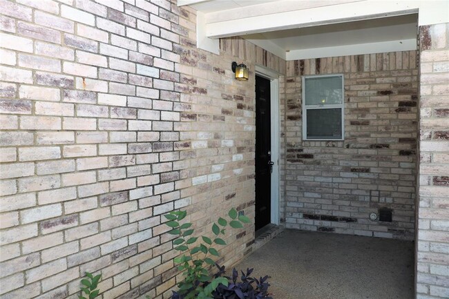Building Photo - 2318 Kingsway Dr