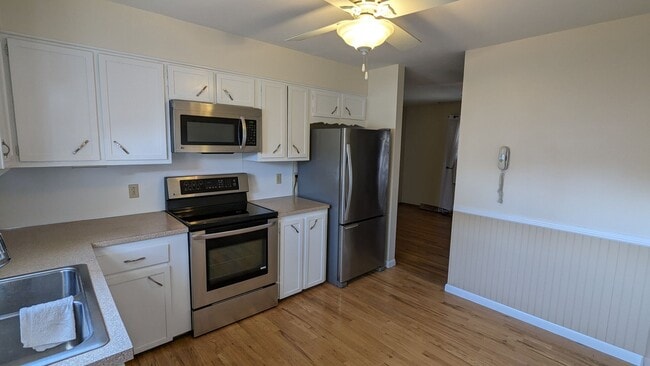 Building Photo - Large duplex with finished basement