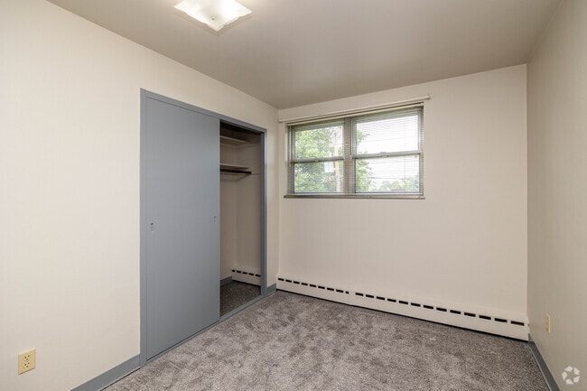 1BR, 1BA - 536SF - Bedroom - Kenwood Manor Apartments