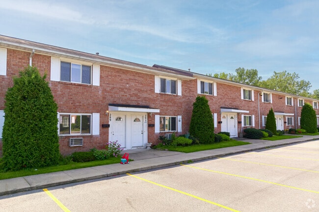 Building Photo - Chase Woods Manor Townhomes