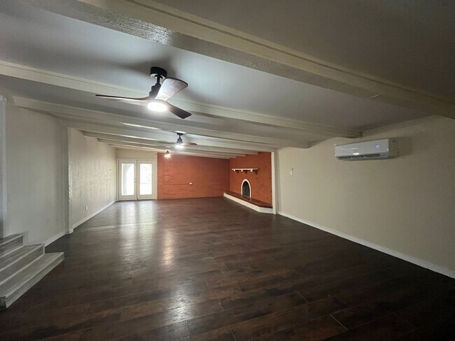 Foto del edificio - UPDATED FOUR BEDROOM PLUS BONUS ROOM!!
