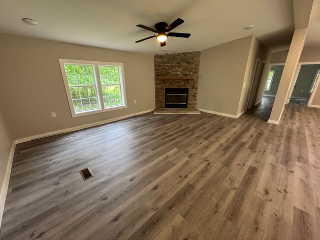 Foto del edificio - Completely Remodeled • 3 Bed • 2 Bath • Ne...