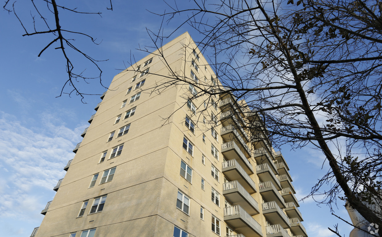 Building Photo - Deal Lake Towers