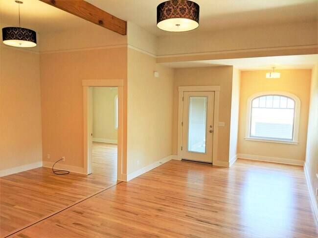 Building Photo - Updated 3 bedroom/3 bathroom duplex at E. ...