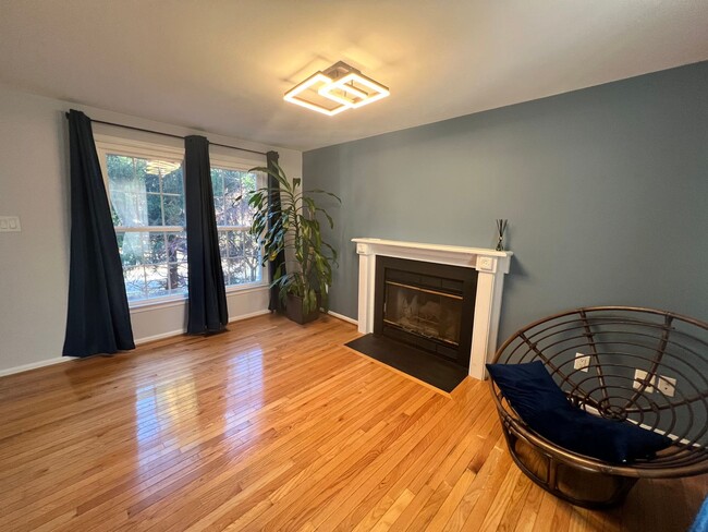 Building Photo - Newly Renovated 4 BR/3.5 BA Townhome in Su...