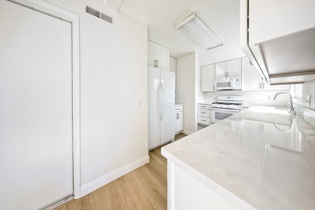 Foto del edificio - Charming 55+ Fully Remodeled 2 Br. 1 Ba. Duplex - Sunny Hills