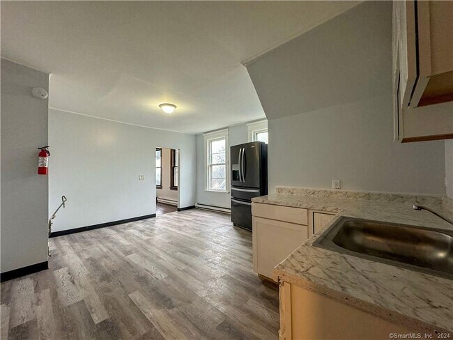 Building Photo - 153 Easton Ave