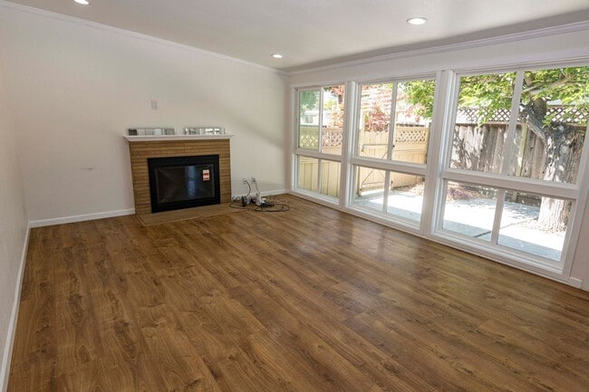 Foto del edificio - Beautifully updated 3/2 home in desirable Pomderosa Park- Sunnyvale