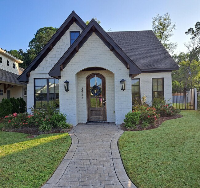 Foto del edificio - 3422 Lockwood Pl