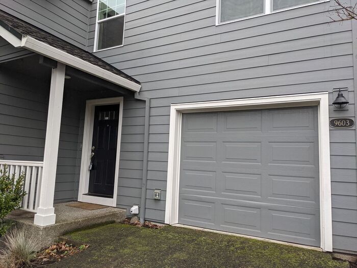 Primary Photo - Modern Townhome in Beautiful Northwest Por...