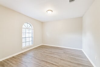 Building Photo - 2714 Foliage Green Dr