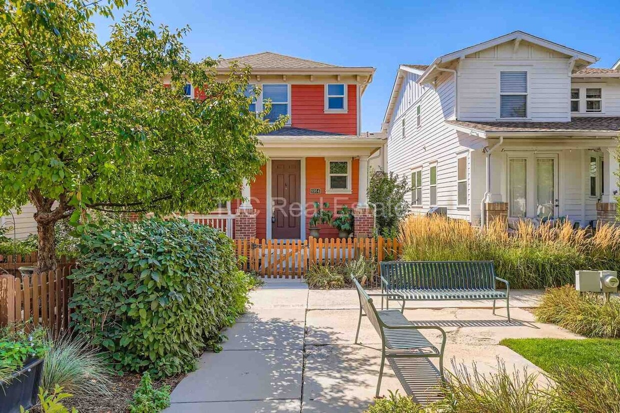 Photo - Fenced Front Yard!