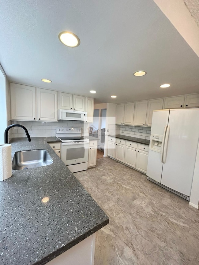 Building Photo - Beautiful 5 Bedroom / 3 Bath Home