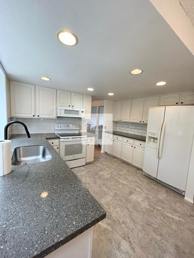 Foto del edificio - Beautiful 5 Bedroom / 3 Bath Home