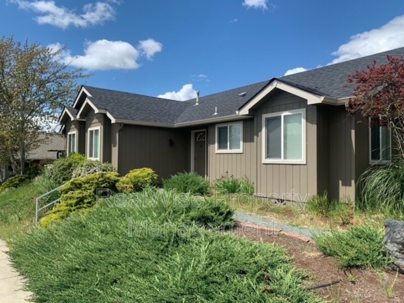 112 SE Independence Dr, Grants Pass, OR 97527 House Rental in Grants