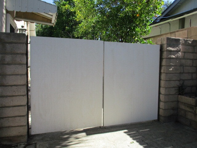 Entry - 113 W Janss Rd