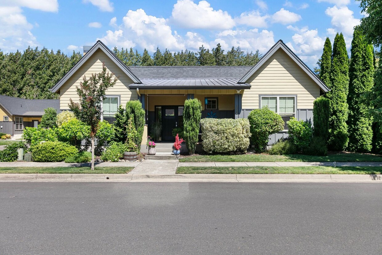 Foto principal - 3 Bedroom/ 2 Bath Stunning Home in Eugene,...