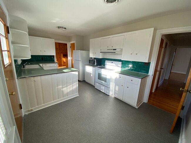 Kitchen - 236 Burkewood Dr
