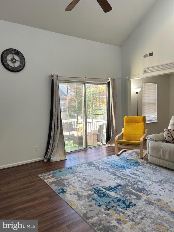 Foto del edificio - 704B Trescott Pl