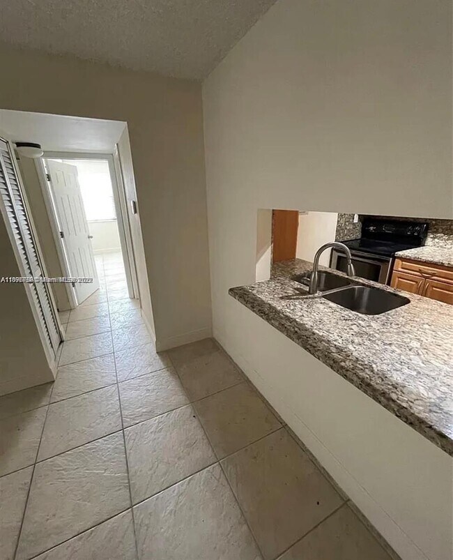 Foto del edificio - 460 W Park Dr