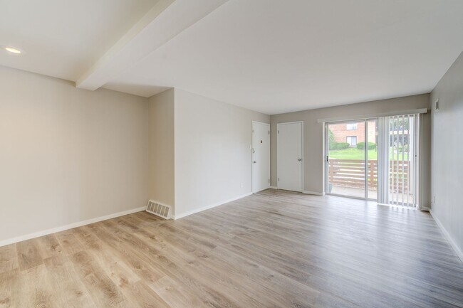 Foto del edificio - Updated 2 Bedroom Condo with a Move-In Spe...