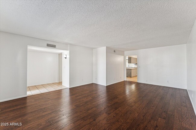 Building Photo - 516 N Hobson Plaza